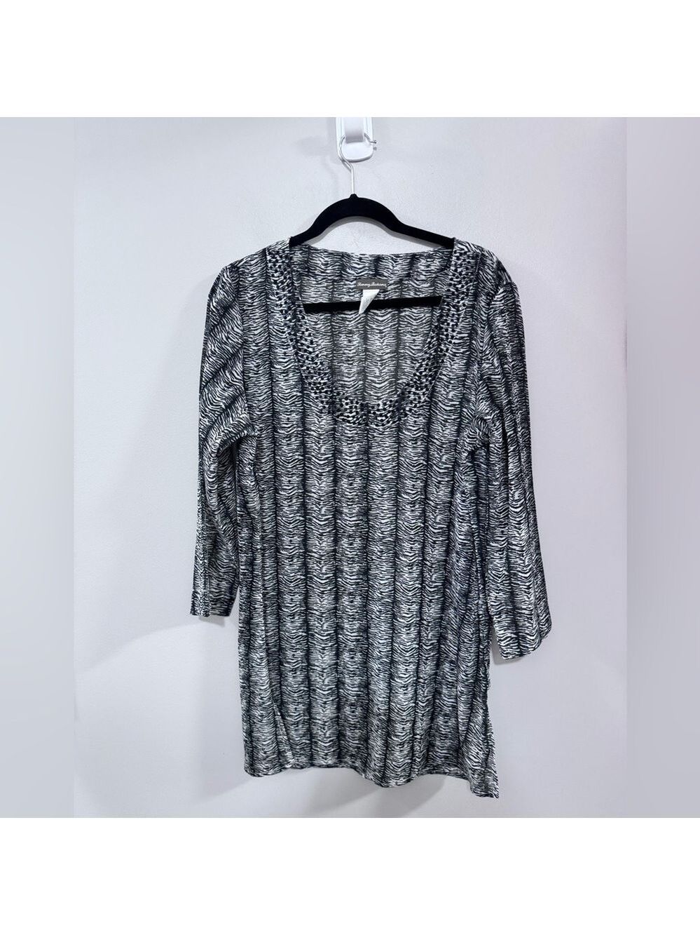 Tommy Bahama Black and White Zebra 3/4 Sleeve Sheer Swim Coverup. Size L